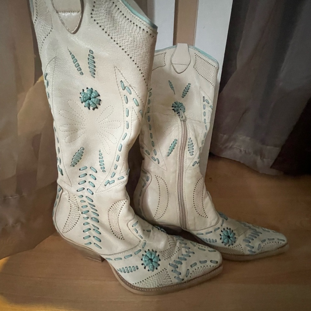 GORGEOUS BCBG COWBOY BOOTS. AMAZING DETAIL! NEW